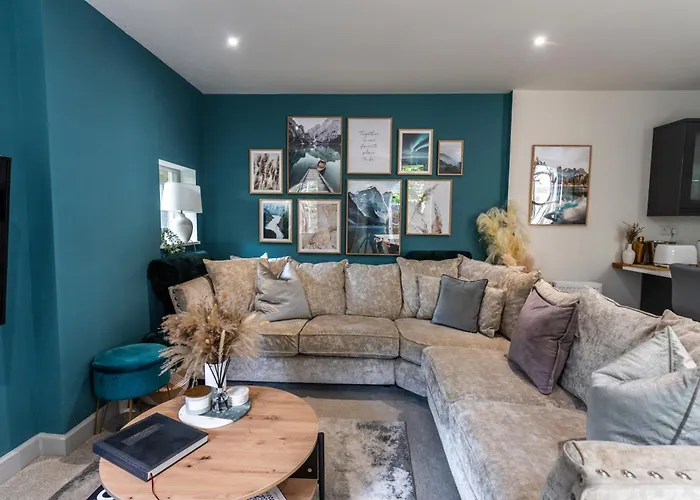 Spring Mount Huge Luxury Full Apartment- Harrogate Centre-Two Extremely Comfy Kingsize Bedrooms-Fully Equipped Modern Kitchen-Cosy Living Room With Huge Tv