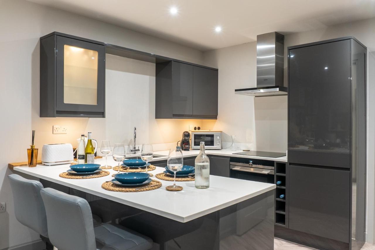 Spring Mount Huge Luxury Full Apartment- Centre-two Extremely Comfy Kingsize Bedrooms-fully Equipped Modern Kitchen-cosy Living With Huge Tv Appartamento *
