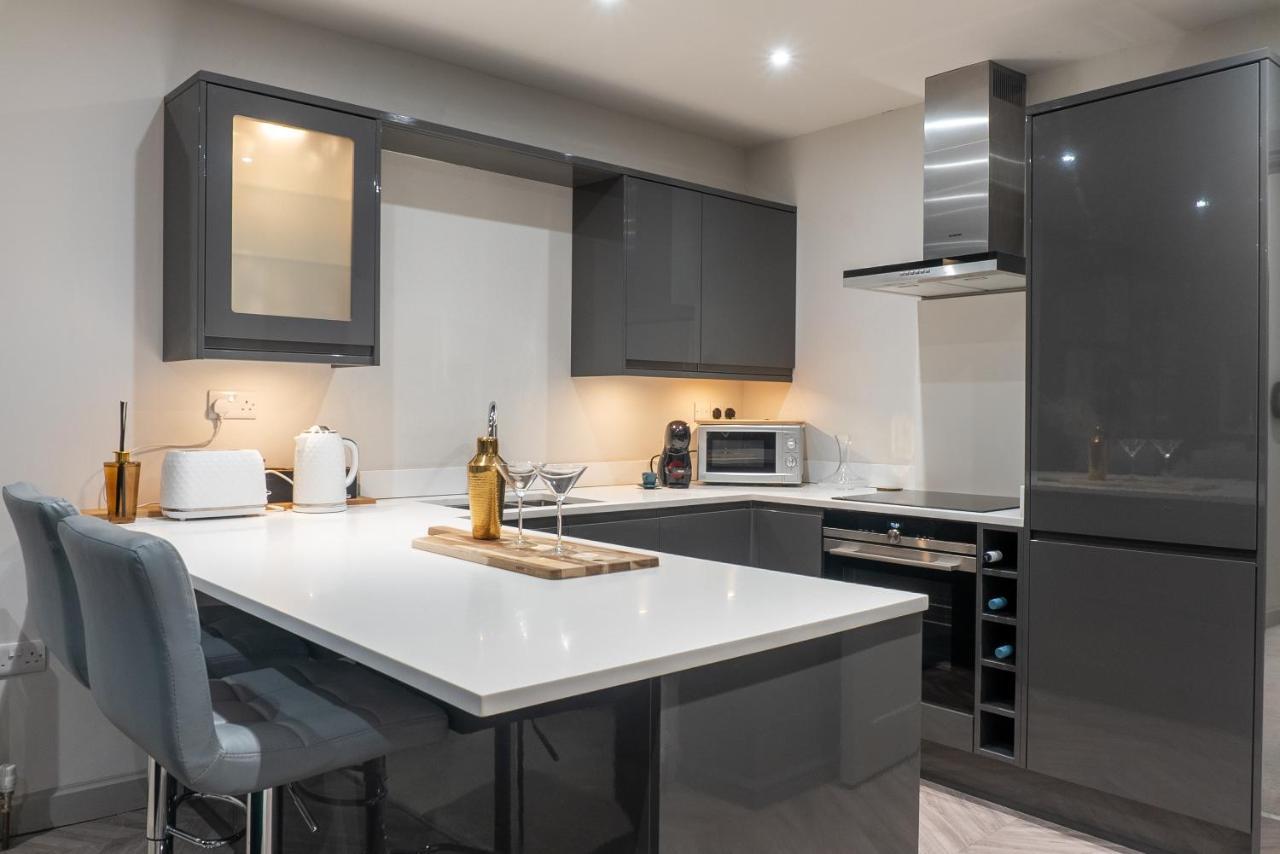 Spring Mount Huge Luxury Full Apartment- Centre-two Extremely Comfy Kingsize Bedrooms-fully Equipped Modern Kitchen-cosy Living With Huge Tv Appartamento